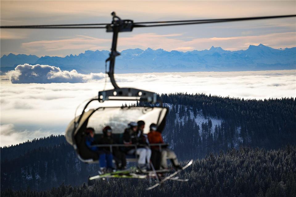 Sechsjährige stürzt acht Meter aus Sessellift - unverletzt Ein Kind ist aus einem Sessellift am Feldberg acht Meter in die Tiefe gestürzt und blieb unverletzt. (Symbolbild)Patrick Seeger/dpa