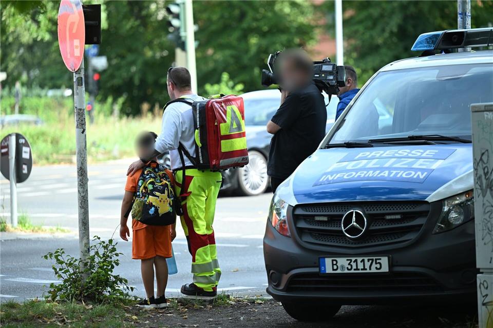 Ein Kind (l.) wird an der Unfallstelle betreut.Annette Riedl/dpa