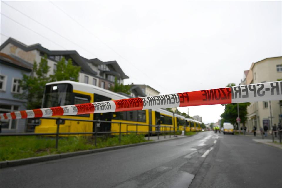 Ein Kind wird in Berlin von einer Straßenbahn angefahren und lebensgefährlich verletzt. (Symbolbild)Shireen Broszies/dpa