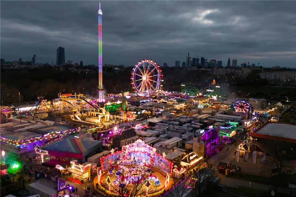 Ein Kirmesbesuch ist jetzt an vielen Orten in Hessen wieder möglich. (Archivbild)Boris Roessler/dpa