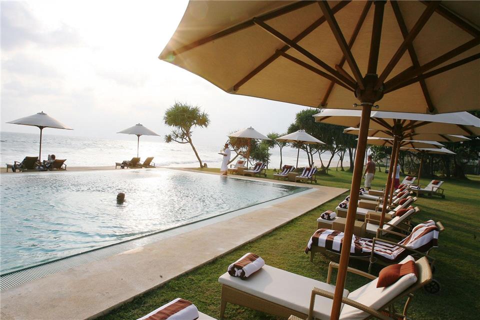 Ein Kläger darf den Reisepreis mindern, weil in seinem Urlaub die Liegen am Hotelpool mit Handtüchern reserviert waren. (Symbolbild)Steffen Kugler/dpa