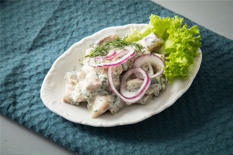 Ein Klassiker unter den Heringsgerichten: Matjes mit Zwiebeln und Sahnesoße.Christin Klose/dpa-tmn