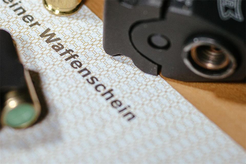 Ein Kleiner Waffenschein gilt nur für Schreckschuss-, Reizstoff- und Signalwaffen. (Symbolbild)Oliver Killig/dpa-Zentralbild/dpa
