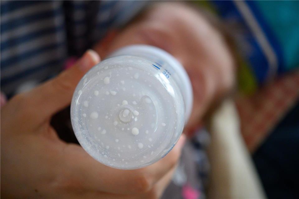 Ein Kleinkind hat seine Flasche auf ex gelehrt - und wurde dafür auf einem Volksfest angefeuert (Symbolbild).Sebastian Gollnow/dpa
