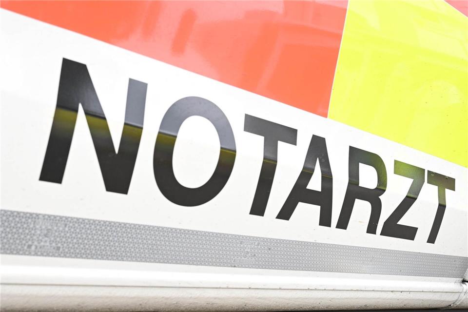 Ein Kleintransporter stürzt in die Lechstaustufe in Urspring. Für den 77-Jährigen am Steuer kommt jede Rettung zu spät. (Symbolbild)Bernd Weißbrod/dpa