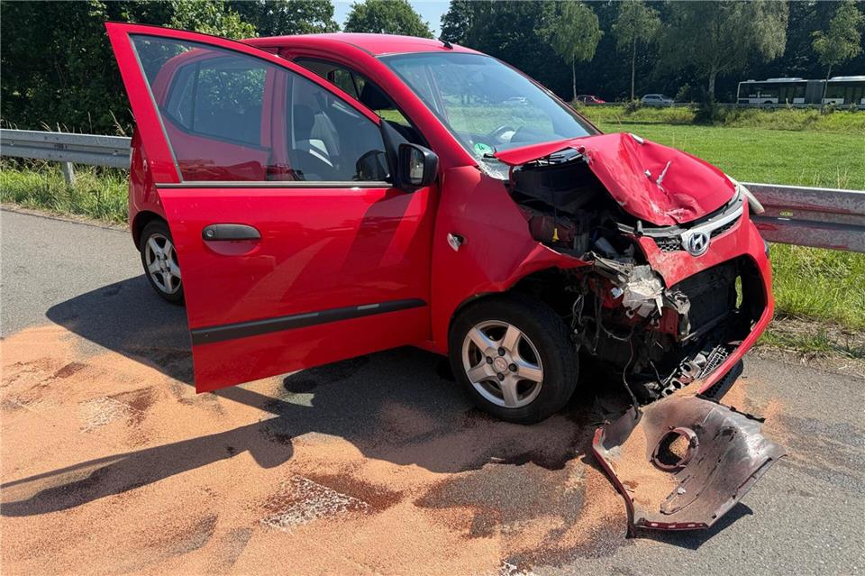 Ein Kleinwagen ist im Kreuzungsbereich mit einem Bulli kollidiert.