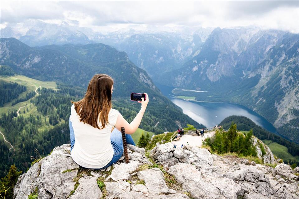 Ein Klick fürs Album – und manchmal ein Hinweis für falsche Leute. Urlaubspläne in Social Media am besten nicht öffentlich teilen.picture alliance/dpa/dpa-tmn