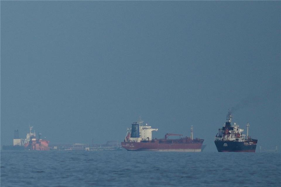 Ein Knackpunkt bei den Verhandlungen ist die Öffnung der Straße von Hormus für den Schiffsverkehr. (Archivbild) Altaf Qadri/AP/dpa