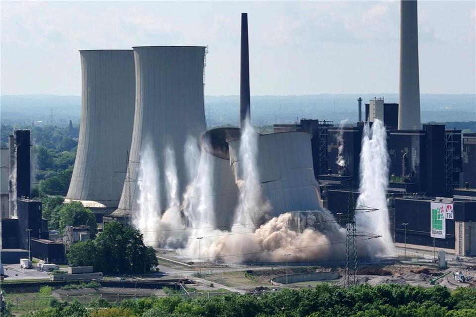 Ein Knall und wieder ist ein Teil von einem Kohlekraftwerk Geschichte: In Gelsenkirchen sind zwei Kühltürme eines alten Kraftwerks gesprengt worden. Henning Kaiser/dpa