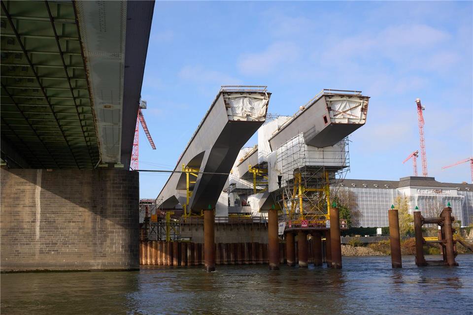 Ein Koblenzer Brückenprojekt vor mehreren Monaten - Brücken-, Straßen- und Schienenbau in Hessen sollen beschleunigt werden.Thomas Frey/dpa