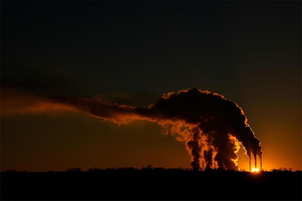 Ein Kohlekraftwerk im US-Bundesstaat Kansas. Die USA gehören zu den weltweit größten Verursachern von Treibhausgasen. (Archivbild)Charlie Riedel/AP/dpa