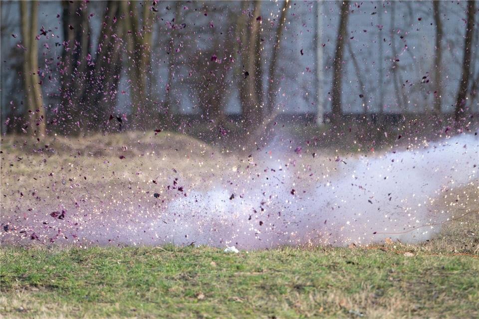 Ein Kohlkopf wird mit einem Feuerwerkskörper gesprengt, um einen menschlichen Körper zu simulieren.Markus Lenhardt/dpa