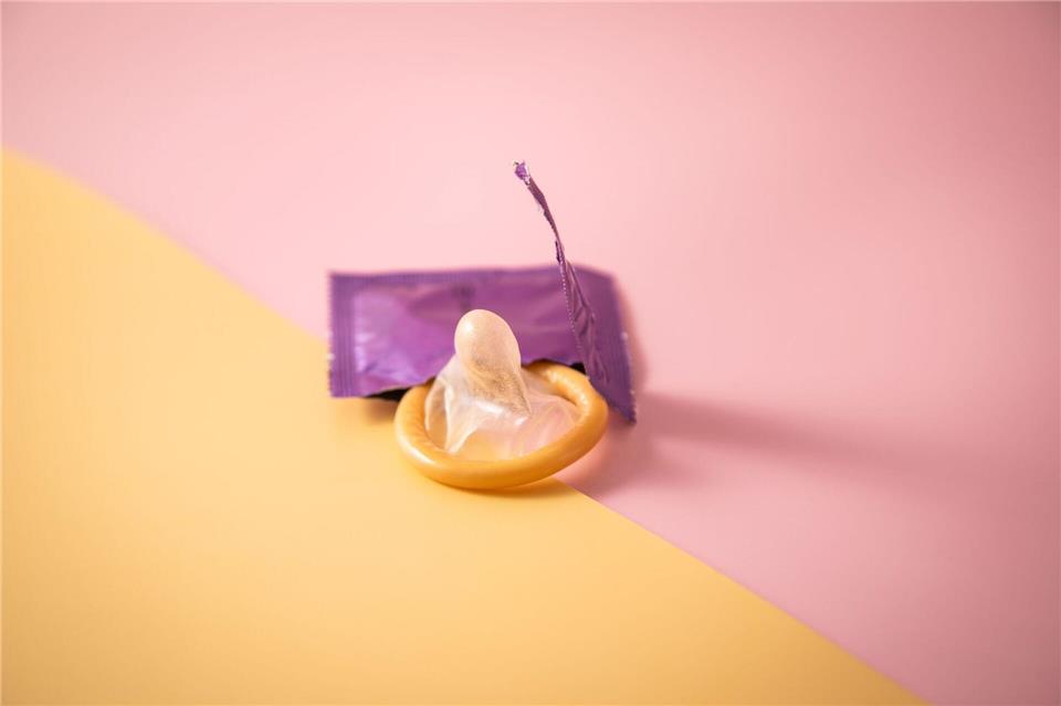 Ein Kondom schützt nicht nur vor Krankheiten und ungewollten Schwangerschaften - es kann auch die Ejakulation verzögern.Christin Klose/dpa-tmn