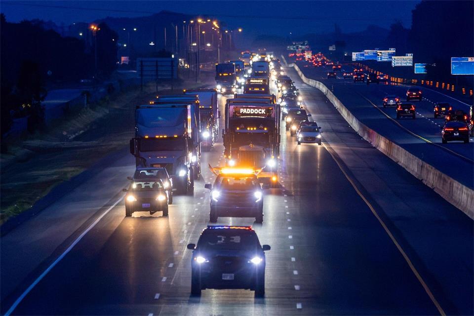 Ein Konvoi aus Lastwagen brachte die Tiere zum Flughafen.Carlos Osorio/The Canadian Press via AP/dpa