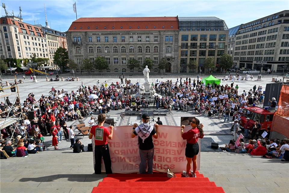 Ein Konzert und eine Demonstration machen auf das Leid von Kindern in Gaza aufmerksam.Soeren Stache/dpa