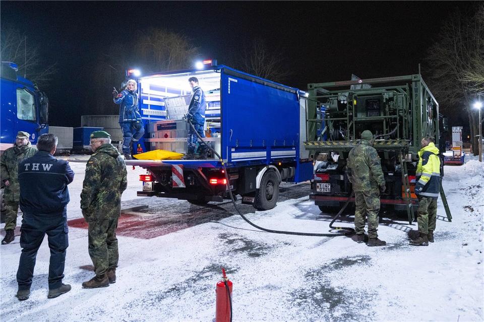 Ein Kraftstoffcontainer vom Technischen Hilfswerk THW wird auf einem Betriebshof vom THW von einem Tankwagen der Bundeswehr getankt. Christophe Gateau/dpa