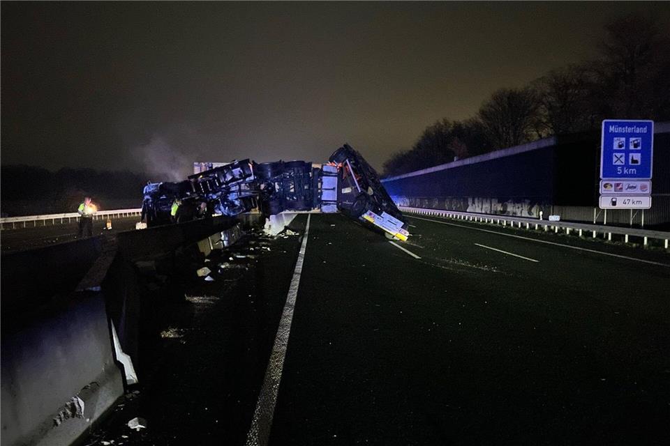 Ein Kran soll den Lkw wieder aufrichten.Polizei Münster/dpa