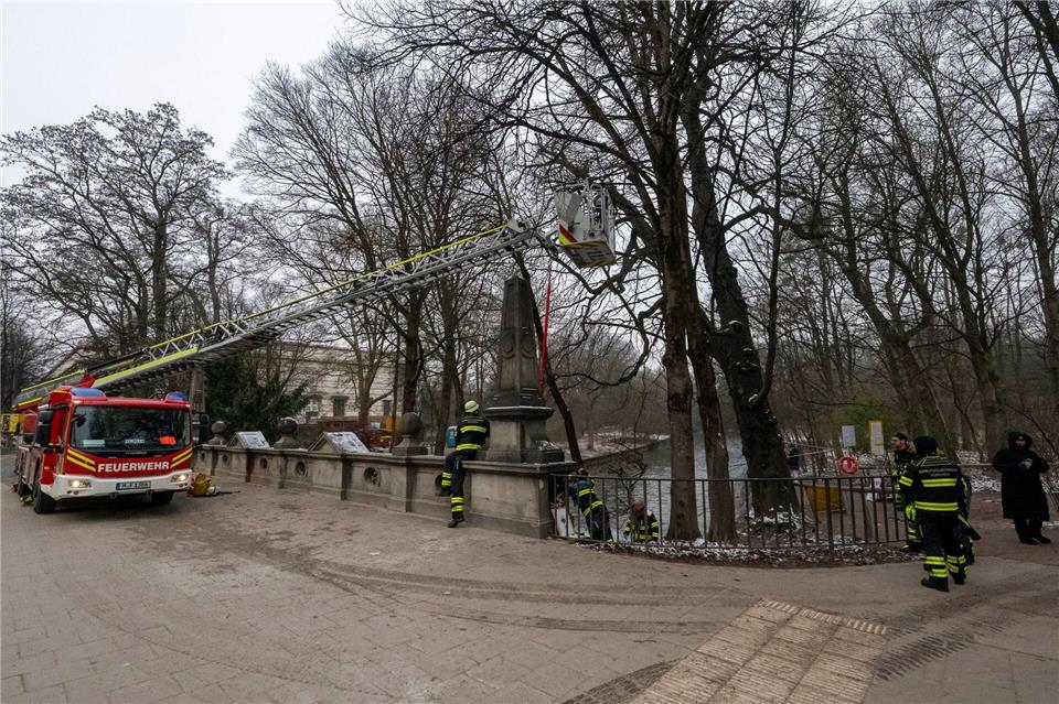 Ein Kran war im Einsatz. Peter Kneffel/dpa