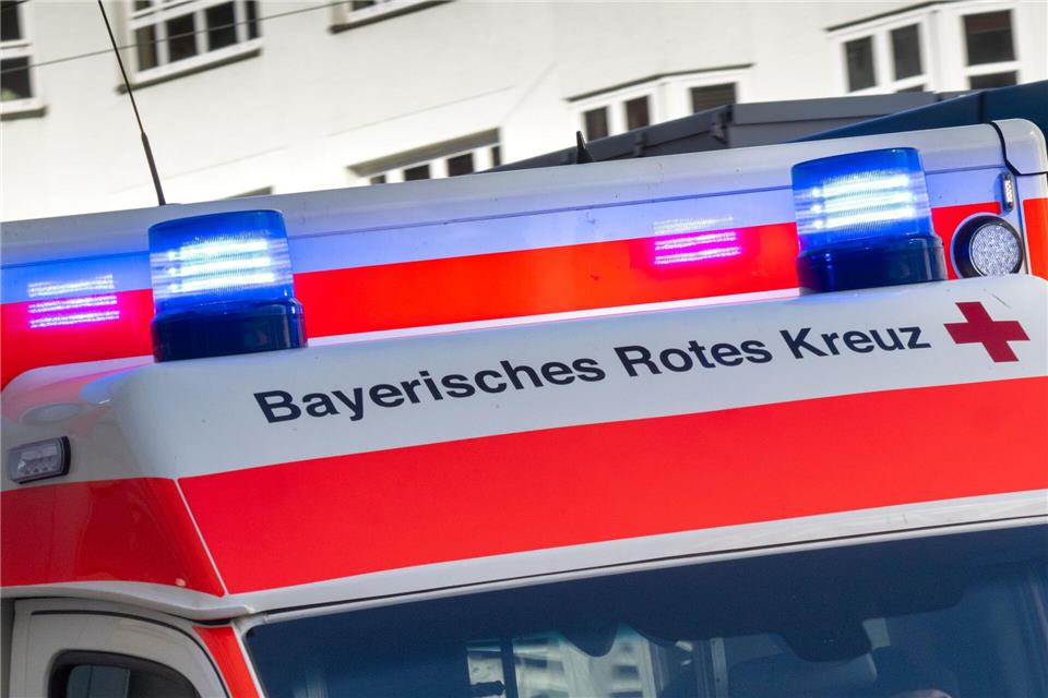 Ein Krankenwagen brachte den verletzten Radler ins Krankenhaus. (Symbolbild)Peter Kneffel/dpa