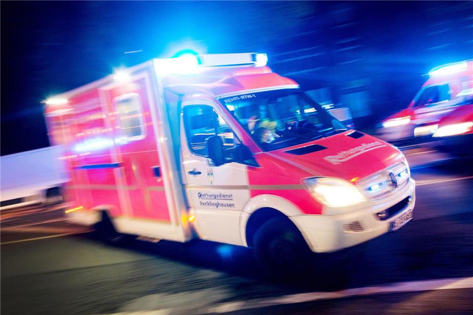 Ein Krankenwagen bringt den Verletzten in eine Klinik. (Symbolbild)picture alliance/dpa