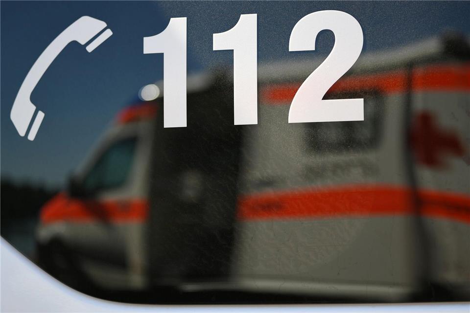 Ein Krankenwagen bringt den Verletzten schließlich in ein Krankenhaus. (Symbolbild)Patrick Seeger/dpa