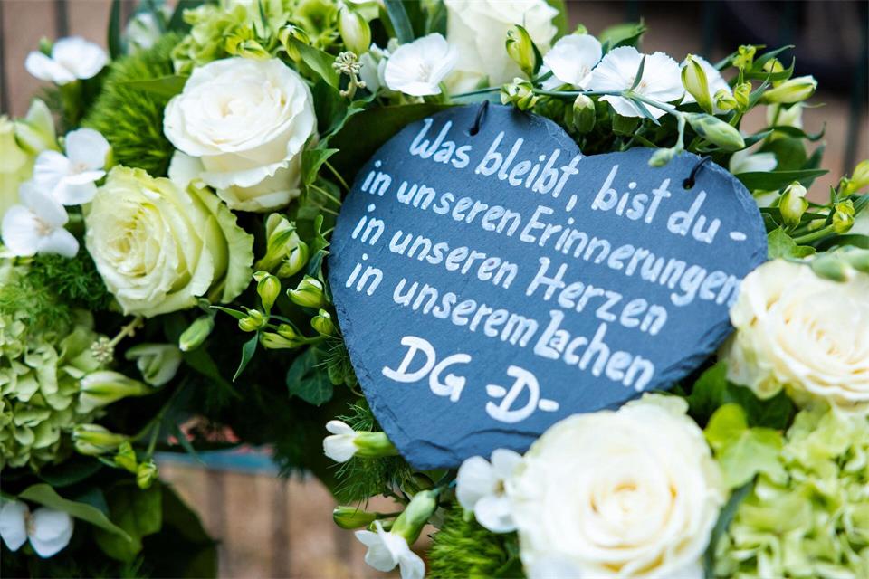Ein Kranz der Dienstgruppe D liegt an der Gedenkstele für den getöteten Polizeioberkommissar Simon Bohr. Der 34-Jährige war am 21. August 2025 bei einem Polizeieinsatz in Völklingen tödlich verletzt worden.Laszlo Pinter/dpa