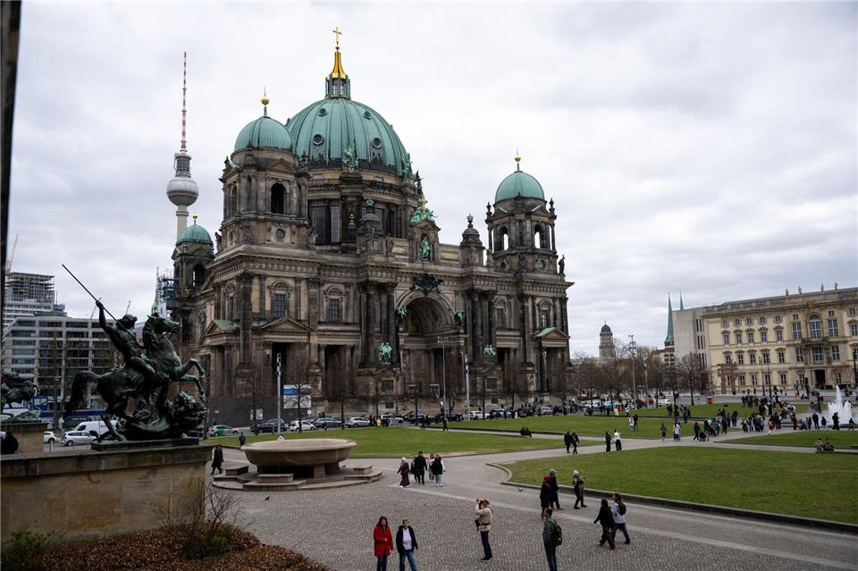 Ein Kreuz aus 130 Rettungswesten am Berliner Dom soll an Menschen erinnern, die auf der Flucht nach Europa ihr Leben verloren haben. (Archivbild)Christophe Gateau/dpa