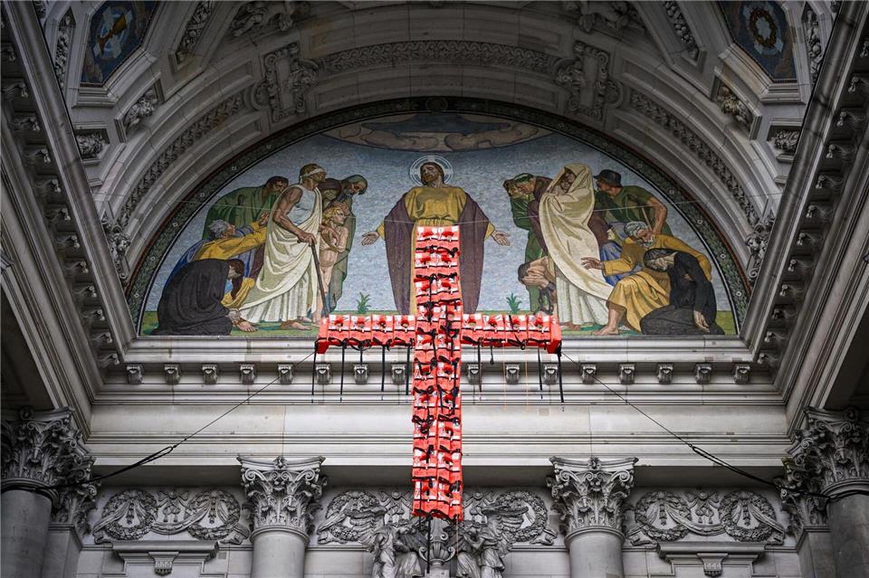 Ein Kreuz aus 130 Rettungswesten am Berliner Dom soll an Menschen erinnern, die auf der Flucht nach Europa ihr Leben verloren haben.A3922 Britta Pedersen/dpa