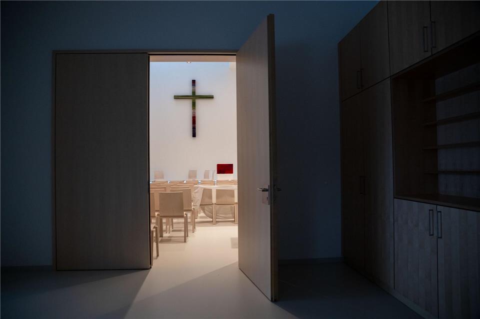 Ein Kreuz im Innenraum der neuen Kirche lenkt den Blick auf das Wesentliche.Pia Bayer/dpa