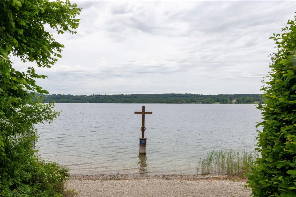 Ein Kreuz im Starnberger See markiert die Stelle, an der König Ludwig II. vor 140 Jahren tot gefunden wurde.Peter Kneffel/dpa