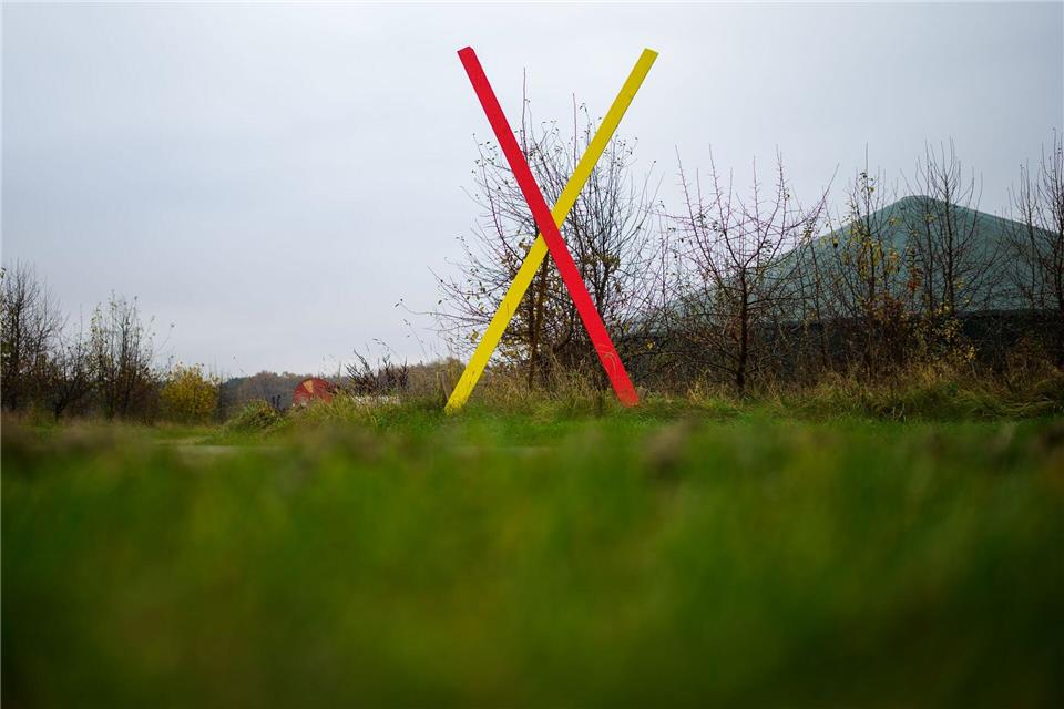 Ein Kreuz steht als Protest gegen eine geplante Neubaustrecke der Bahn an einem Hof. (Archivbild)Philipp Schulze/dpa