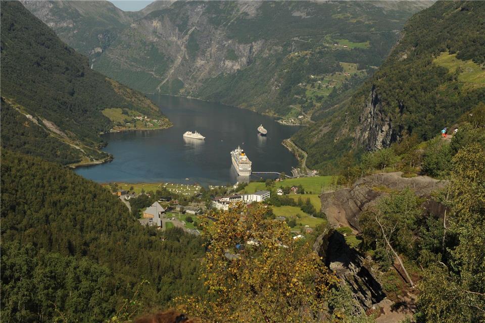 Ein Kreuzfahrtschiff liegt im Geirangerfjord im Südwesten Norwegens. Der Fjord gehört zum Weltnaturerbe. (Archivbild) Sigrid Harms/dpa