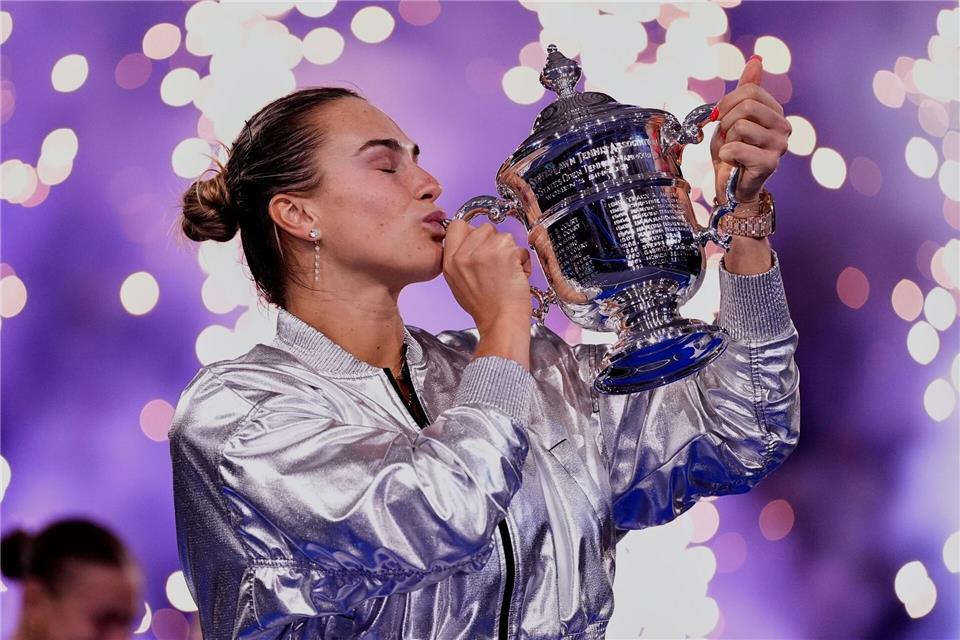 Ein Küsschen für den Pokal: Aryna Sabalenka ist in New York die Beste.Yuki Iwamura/AP/dpa