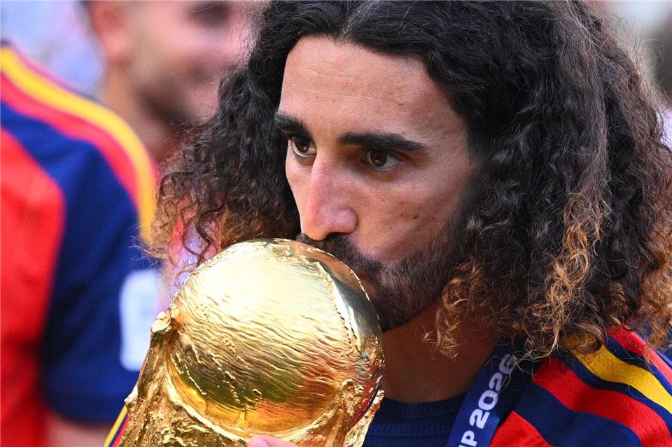 Ein Küsschen für den WM-Pokal: Marc Cucurella.Tom Weller/dpa