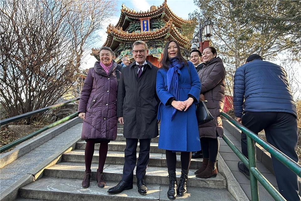 Ein Kurztrip auf den bei Touristen beliebten Kohlehügel bot Wadephul einen Blick über die berühmte Verbotene Stadt.  Jörg Blank/dpa