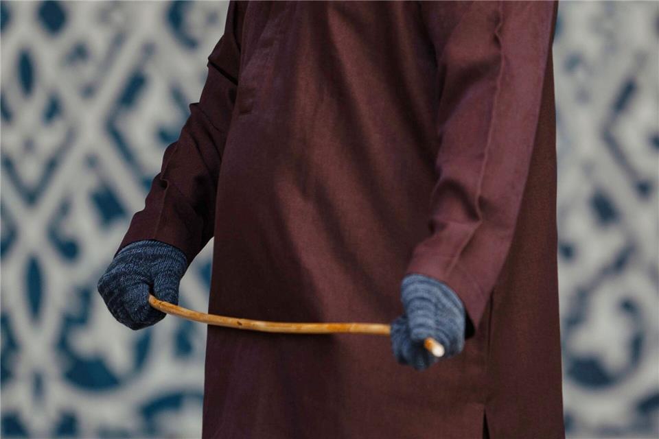 Ein Kuss ohne Ehering - in Aceh hat das schmerzhafte Folgen.Reza Saifullah/AP/dpa