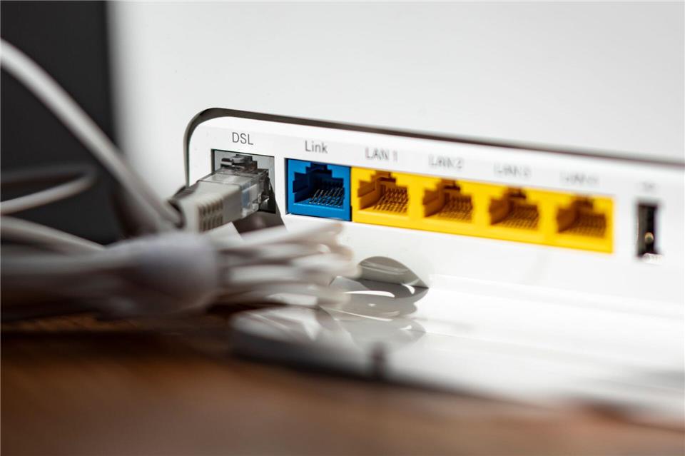 Ein LAN-Kabel im Router - in Millionen Haushalten steckt es noch immer in der DSL-Öffnung. Fabian Sommer/dpa