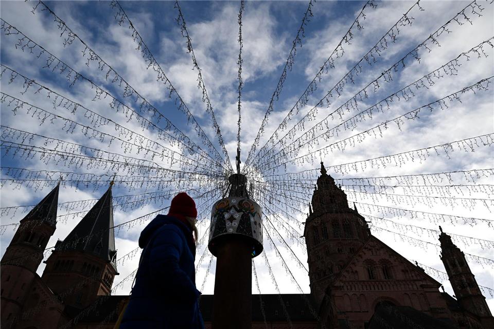 Ein LED-Lichterhimmel vor dem Dom gehört zu den Charakteristika des Mainzer Weihnachtsmarkts. Arne Dedert/dpa