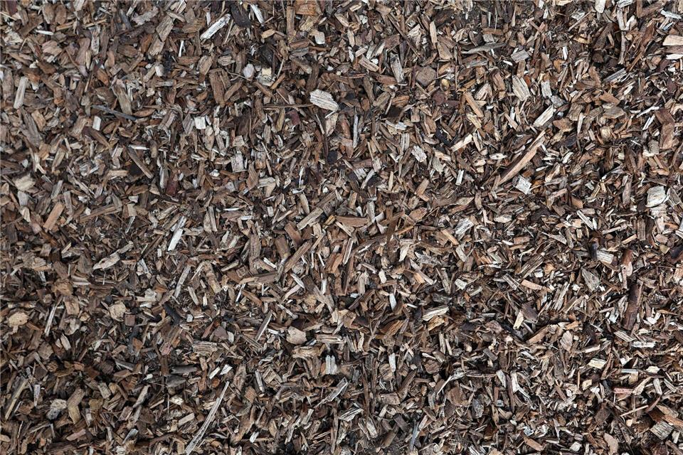 Ein Lager für Hackschnitzel gerät in der Nacht in Brand und löst einen großen Einsatz aus. (Symbolbild)Karl-Josef Hildenbrand/dpa