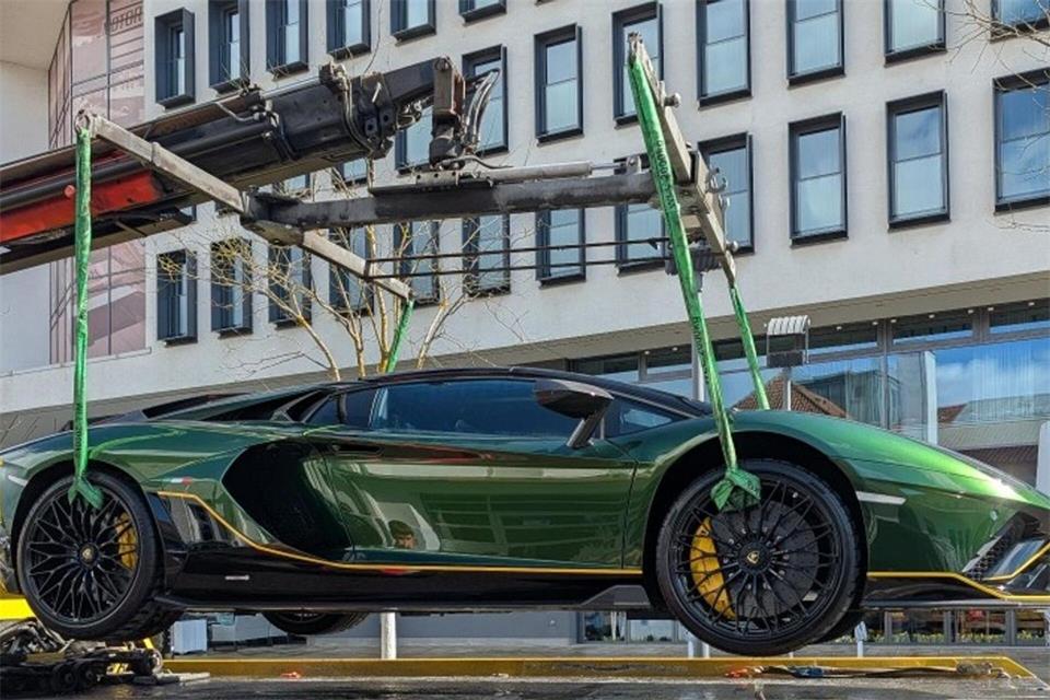 Ein Lamborghini Aventador LP 780-4 Ultimae Roadster wird auf ein Abschleppfahrzeug verladen. Bei der nach Behördenangaben bislang größten Justizauktion des Landes wird er versteigert.Handout / Berlin/Justizministerium Justizministerium/dpa