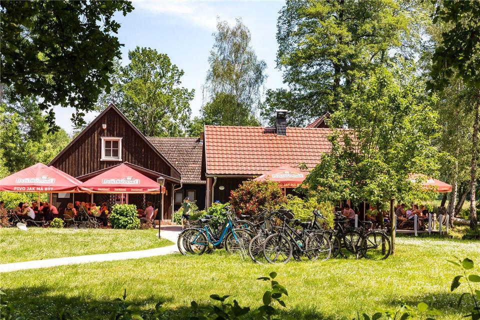 Ein Landgasthof im Spreewald. Bei schönem Wetter gut besucht. Anderswo in Brandenburg sucht man einen solchen Ort vergeblich. (Archivfoto)Frank Hammerschmidt/dpa