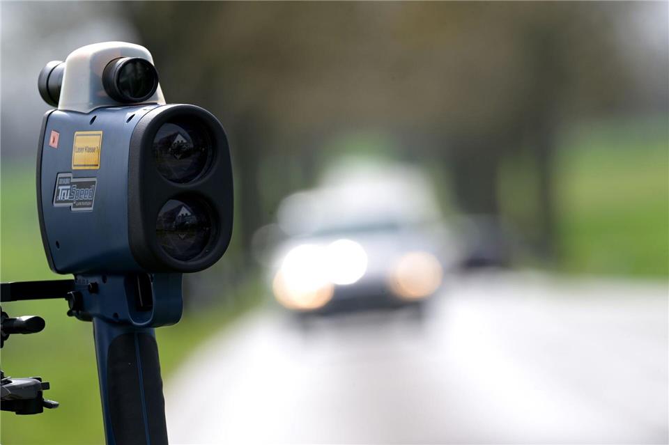 Ein Lasermessgerät im Einsatz. (Symbolbild)Michael Bahlo/dpa