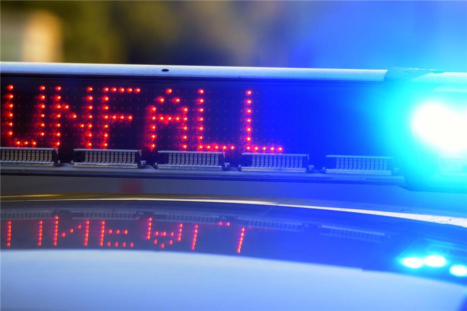 Ein Laster voller Kerosin kam von der Fahrbahn ab. Die B5 ist nun voll gesperrt. (Symbolbild)Stefan Puchner/dpa