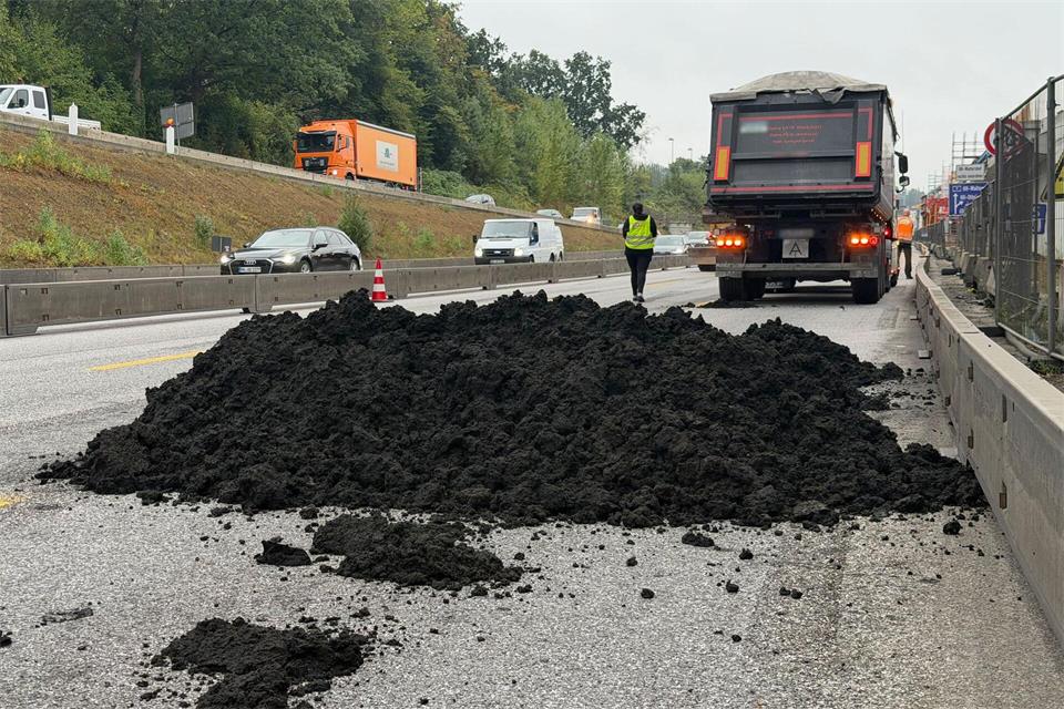 Ein Lastwagen hat auf der A7 in Hamburg Klärschlamm verloren und am frühen Mittwochmorgen für lange Staus gesorgt.NEWS5 / Fabian H�fig/NEWS5/dpa