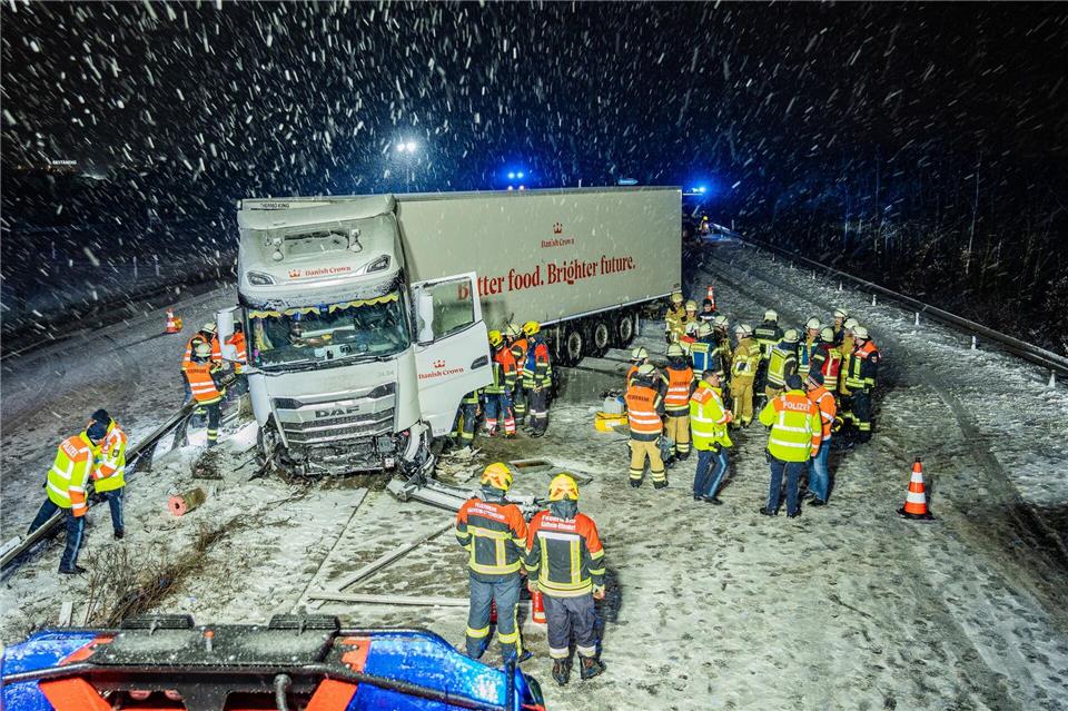 Ein Lastwagen hat auf der A70 eine stundenlange Sperre verursacht.Ferdinand Merzbach/NEWS5/dpa