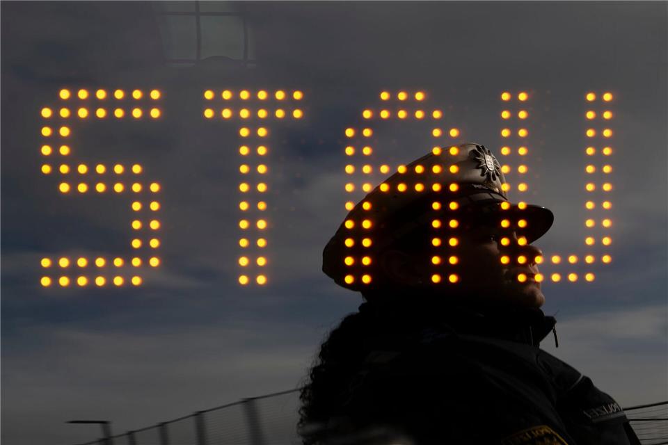 Ein Lastwagen hat auf der A8 Feuer gefangen. (Symbolbild)Marijan Murat/dpa