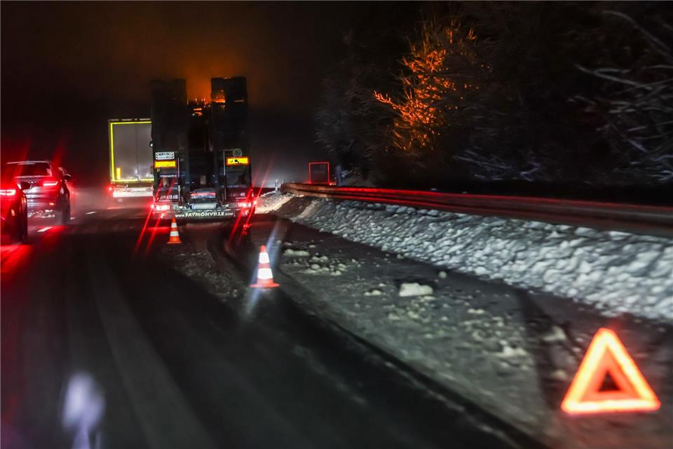 Ein Lastwagen hat sich auf der A4 bei Olpe festgefahren.Christoph Reichwein/dpa