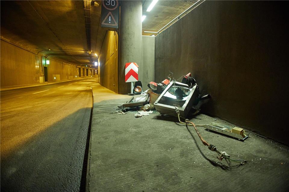 Tiergartentunnel wieder in beide Richtungen offen Ein Lastwagen hatte sich am Montag im Tiergartentunnel verkeilt – und dabei Tunneltechnik beschädigt. (Archivbild)Jörg Carstensen/dpa