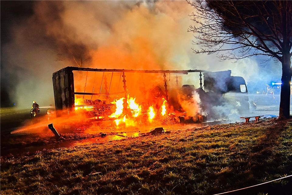 Ein Lastwagen im Vollbrand - der Fahrer konnte sich rechtzeitig in Sicherheit bringen-/Feuerwehr Haan/dpa