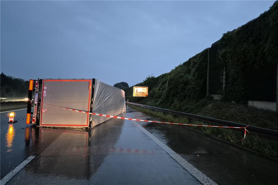 Ein Lastwagen ist auf der A4 umgestürzt - vermutlich wegen AquaplaningsSascha Thelen/dpa